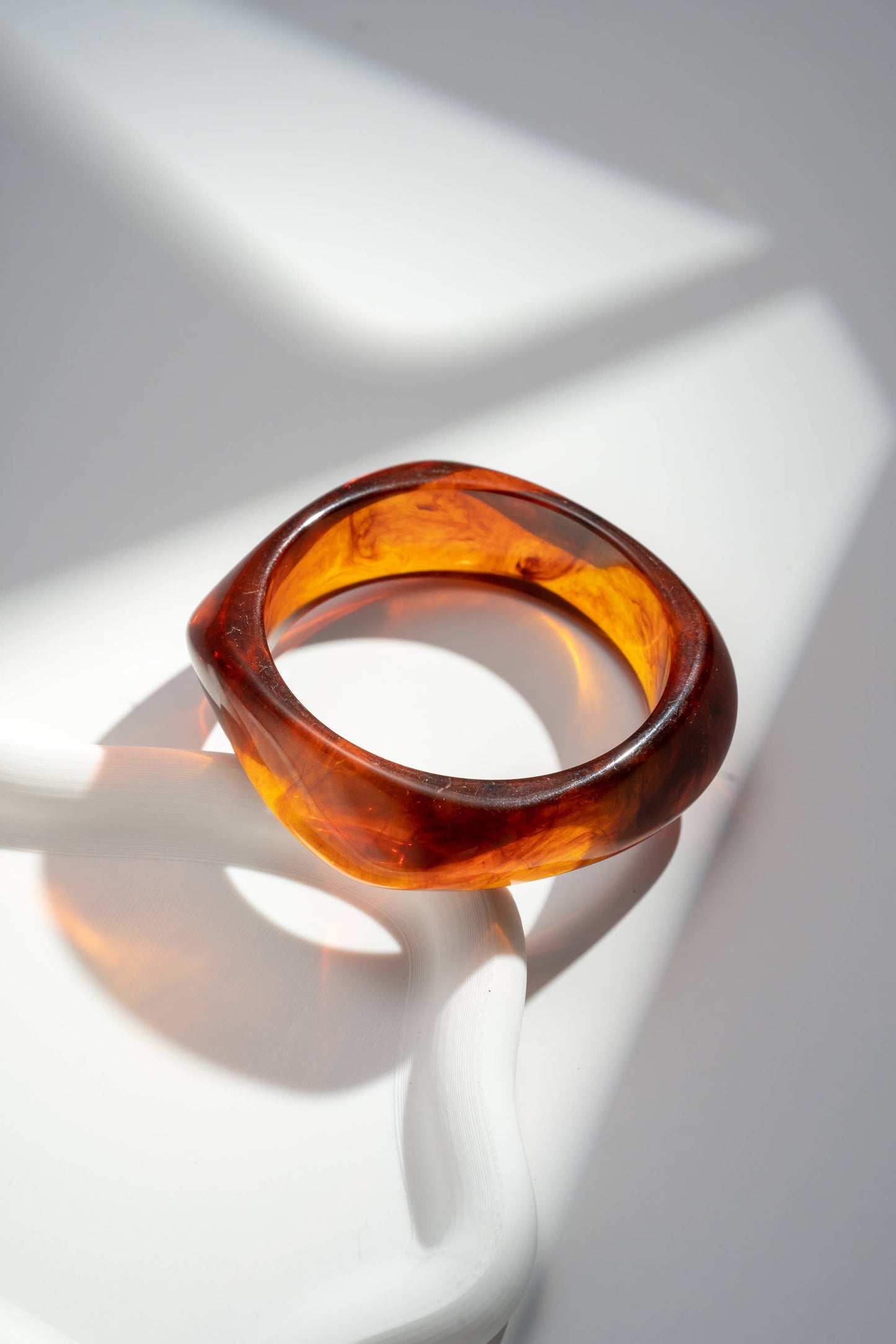 Armreif aus Harz in Marmoroptik Orange
