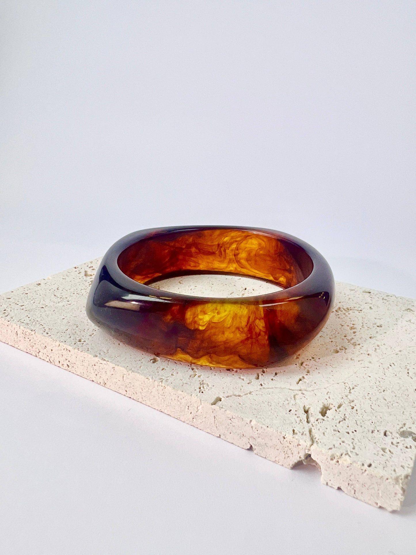 Armreif aus Harz in Marmoroptik Orange