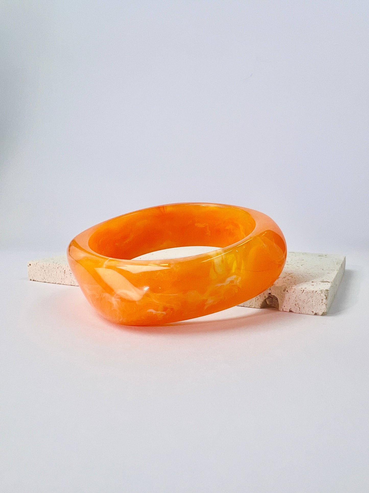 Armreif aus Harz in Marmoroptik Orange