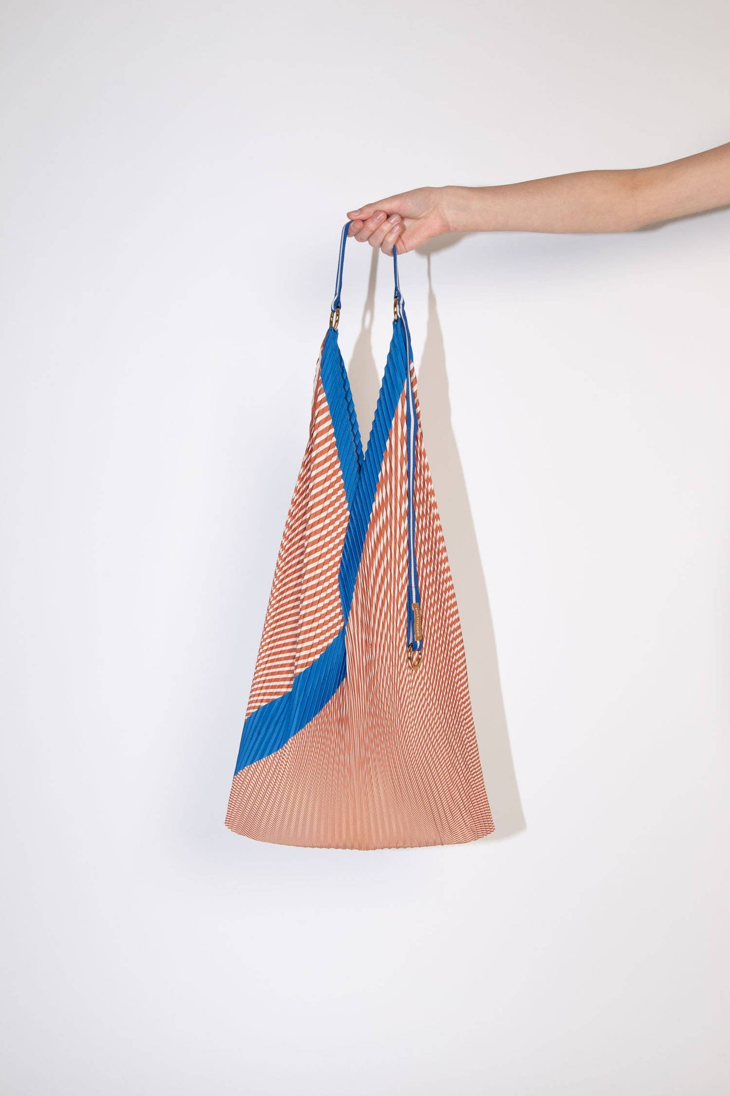 PLISSIERTE TASCHE HANNA KOBALTBLAU