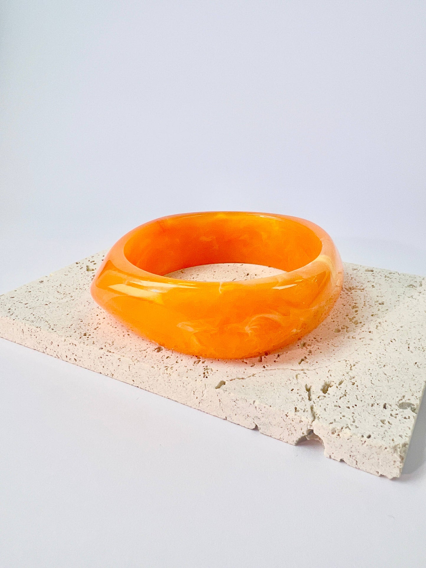 Armreif aus Harz in Marmoroptik Orange